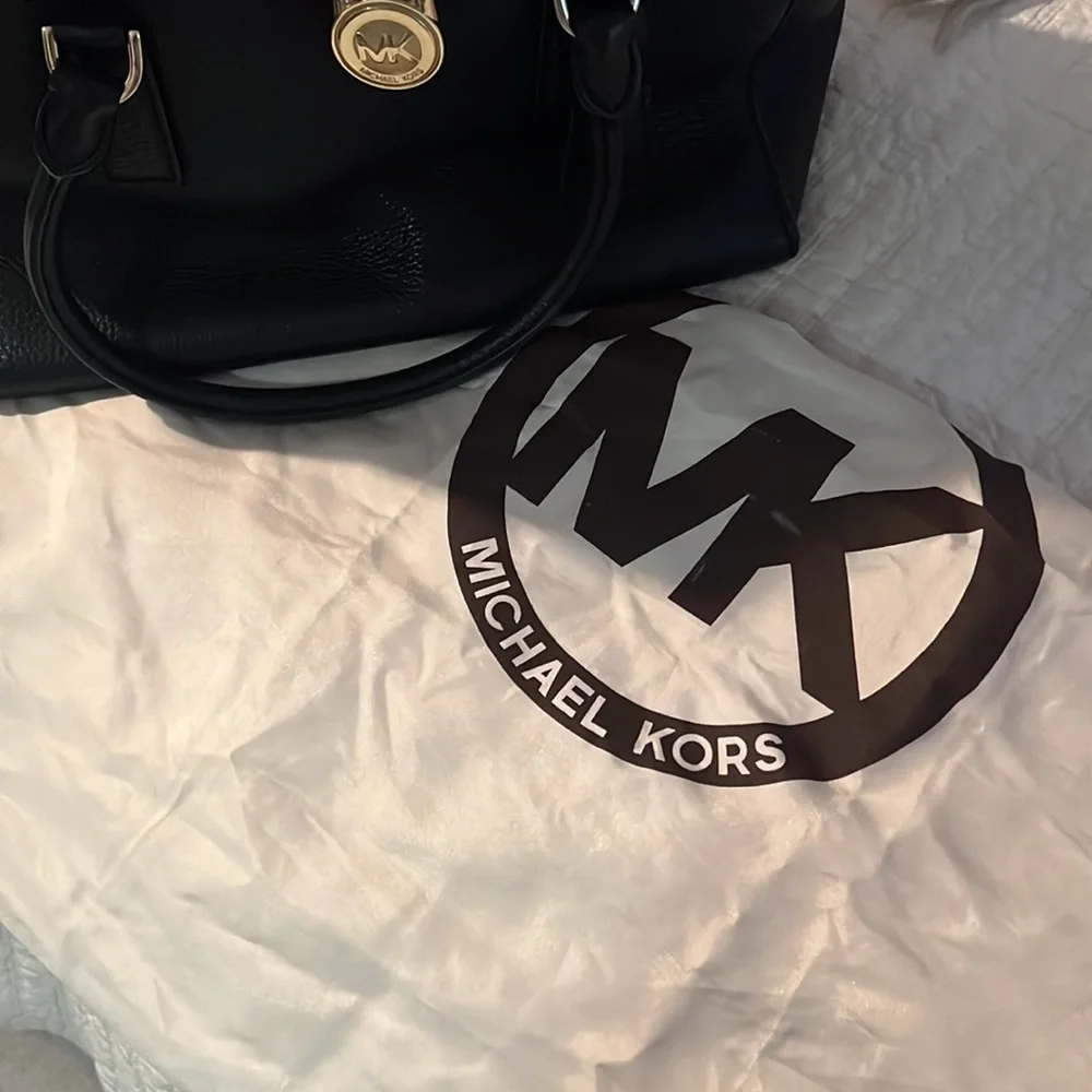Authentic Michael Kors purse. - Picture 2 of 7